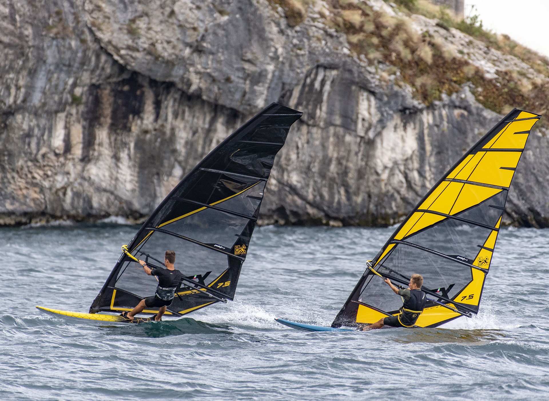 black a yellow ac x plachta bez kembrova freerace windsurfing karlin. italie